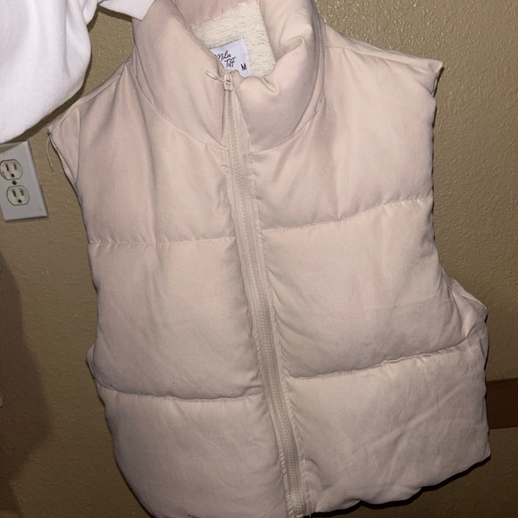 White Puffer Vest - Picture 2 of 5